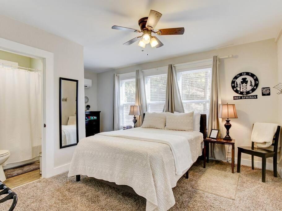 Cedar Blossom Bungalow Is A Cozy Getaway With A 5 Minute Walk To Downtown! 핫스프링스 외부 사진