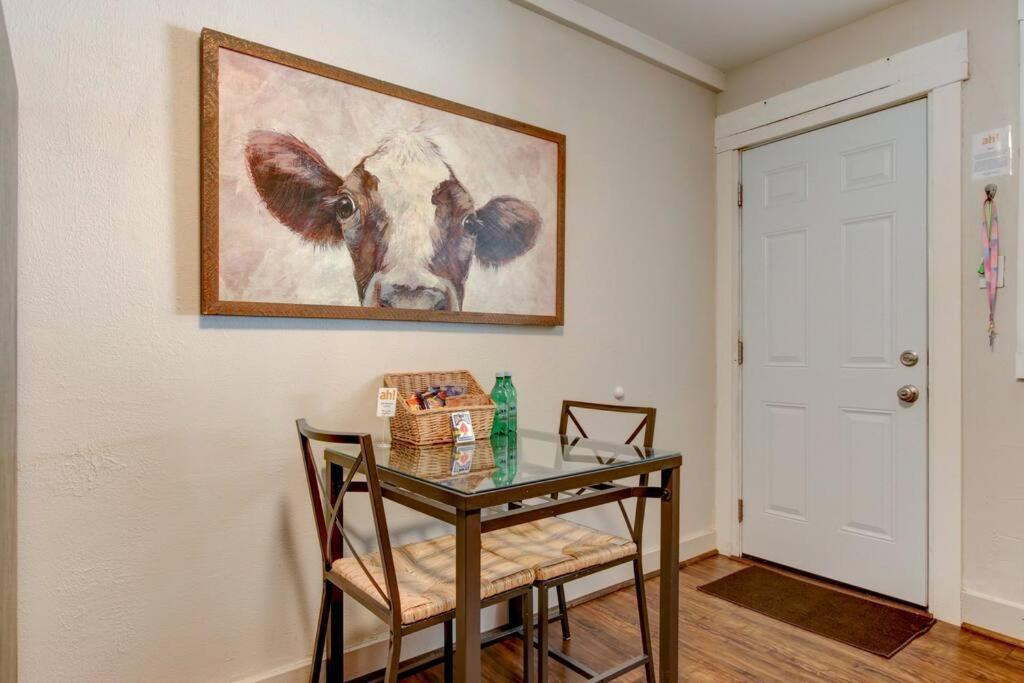 Cedar Blossom Bungalow Is A Cozy Getaway With A 5 Minute Walk To Downtown! 핫스프링스 외부 사진