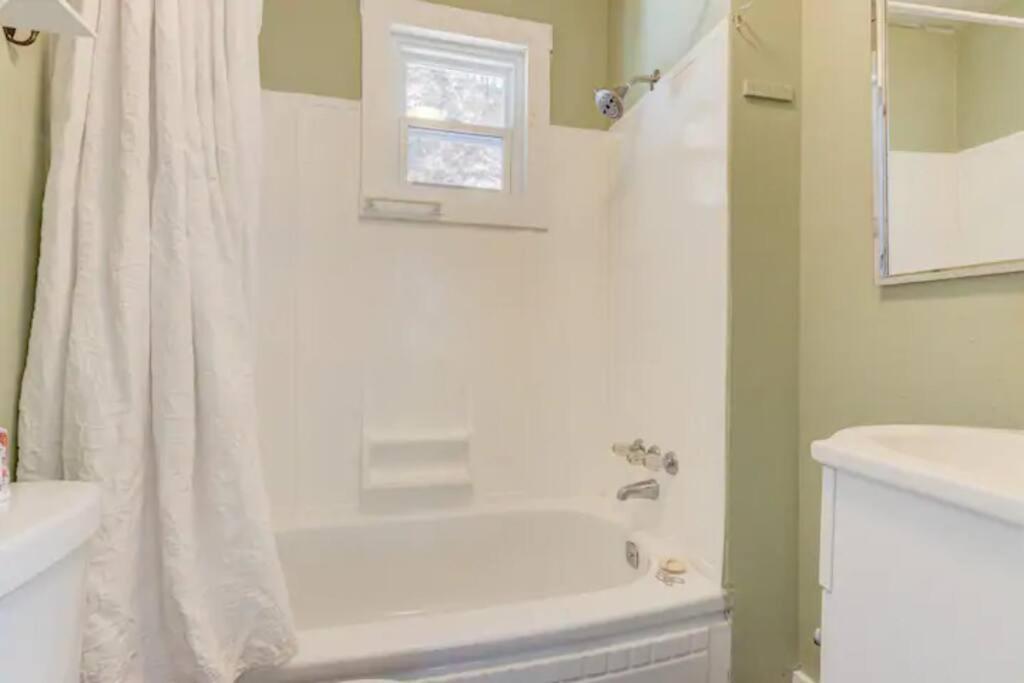 Cedar Blossom Bungalow Is A Cozy Getaway With A 5 Minute Walk To Downtown! 핫스프링스 외부 사진