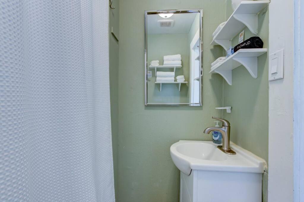 Cedar Blossom Bungalow Is A Cozy Getaway With A 5 Minute Walk To Downtown! 핫스프링스 외부 사진