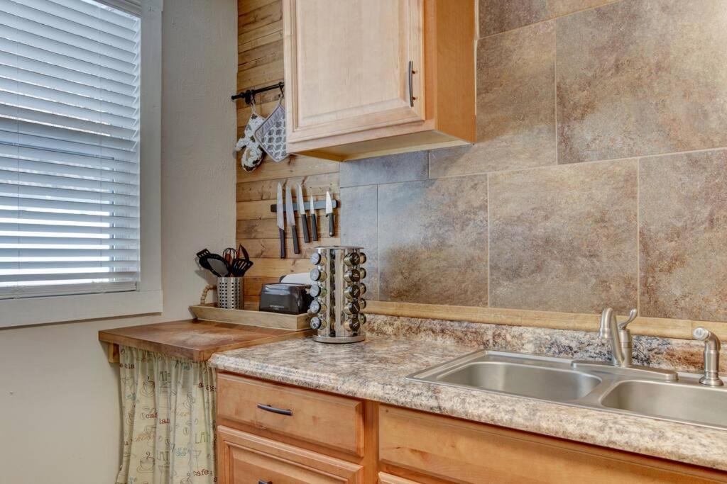 Cedar Blossom Bungalow Is A Cozy Getaway With A 5 Minute Walk To Downtown! 핫스프링스 외부 사진