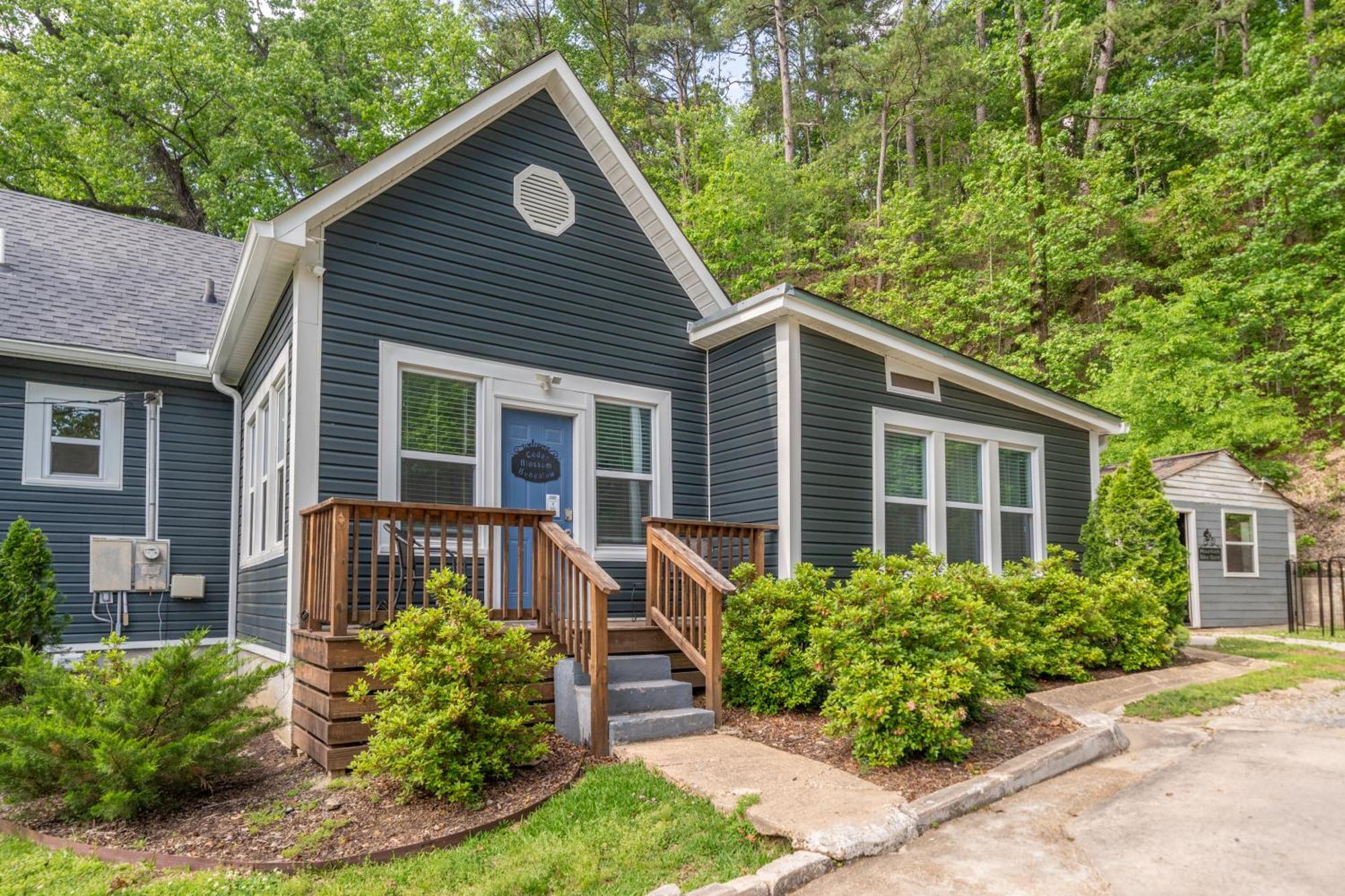 Cedar Blossom Bungalow Is A Cozy Getaway With A 5 Minute Walk To Downtown! 핫스프링스 외부 사진